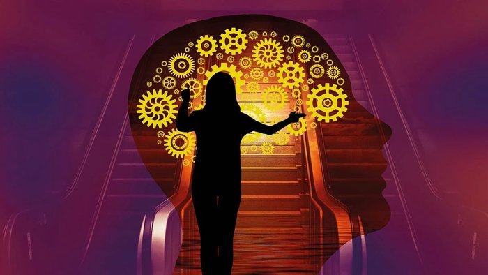 Silhouette einer Person vor einer Rolltreppe, im Kopf als Symbol zahlreiche gelbe Zahnräder